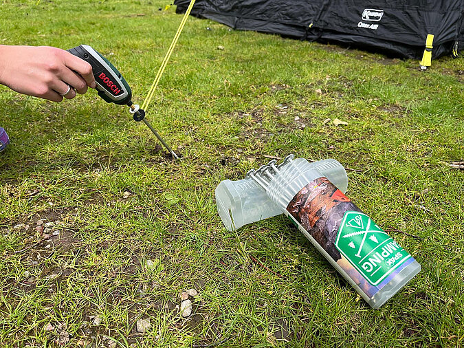 Festival Gadgets Zeltschraube statt Hering für stabilen Halt auf weichem Boden