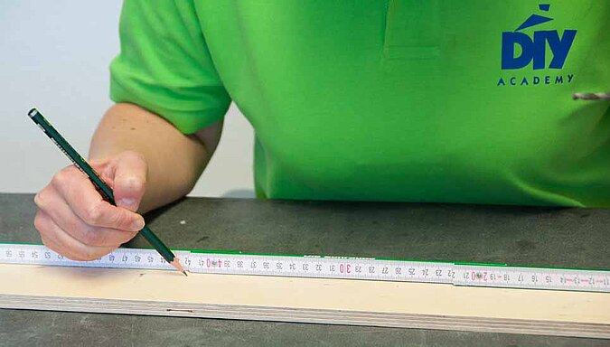 DIY-Kindergarderobe: Brett ausmessen