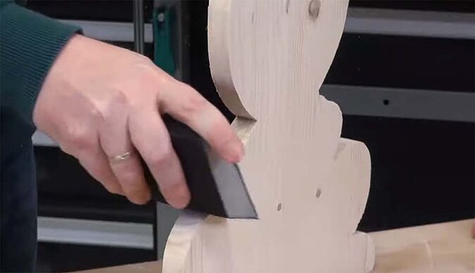 Osterhase aus Holz schleifen
