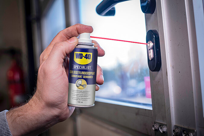 Frühjahrsputz: Fensterschlösser werden mit Kriechöl, WD-40, geschmiert