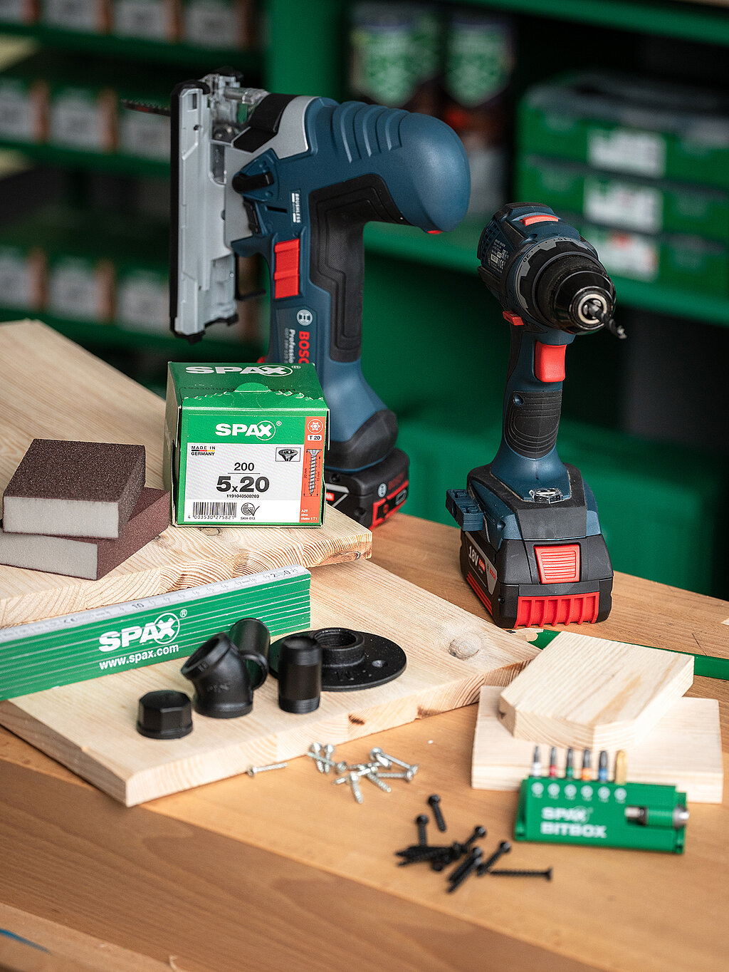 Materialien, wie Akku-Bohrschrauber, SPAX Schrauben und Holz, um eine Helm-Garderobe zu bauen