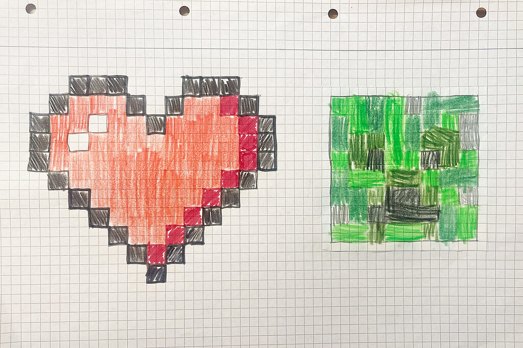 Creeper-Deko-Leuchte basteln mit gezeichneten Vorlagen auf kariertem Papier, Herzmotiv und Creeper-Gesicht als Pixel-Design für die Leuchte