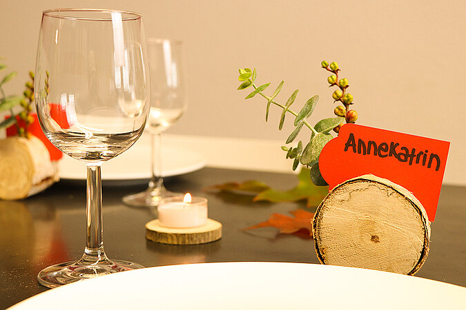Stimmungsvolle Tischdeko mit Platzkarten