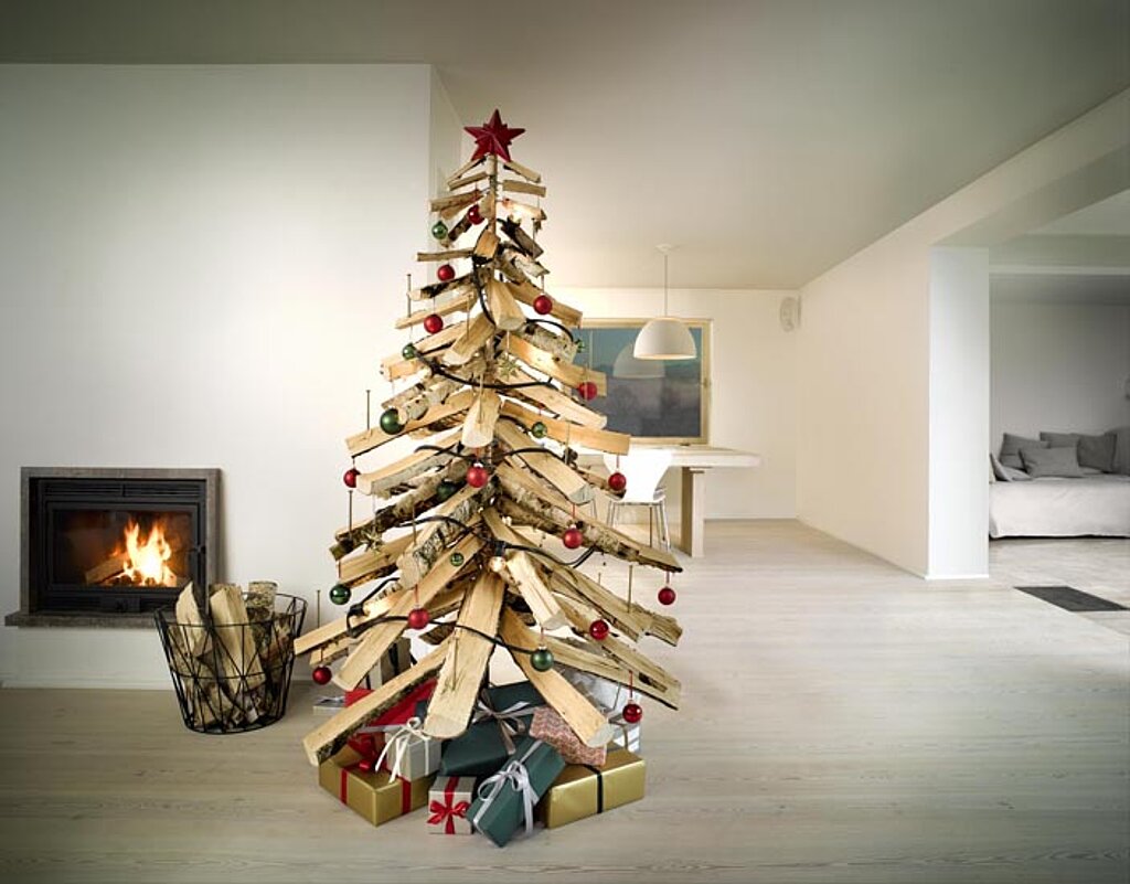 Weihnachtsbaum aus Holzscheiten