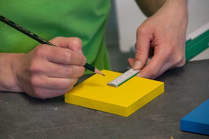 DIY Handtuchhaken: Loch anzeichnen