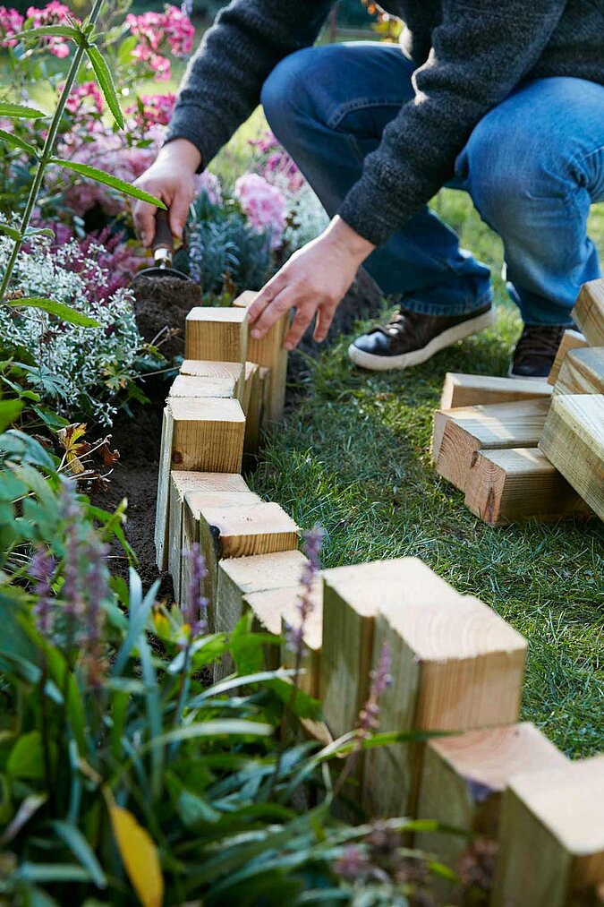 Beetbegrenzung aus Holzpflöcken