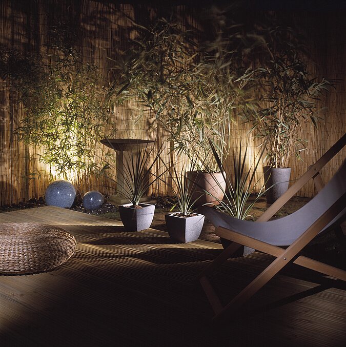 stimmungsvoll beleuchtete Terrasse bei Nacht
