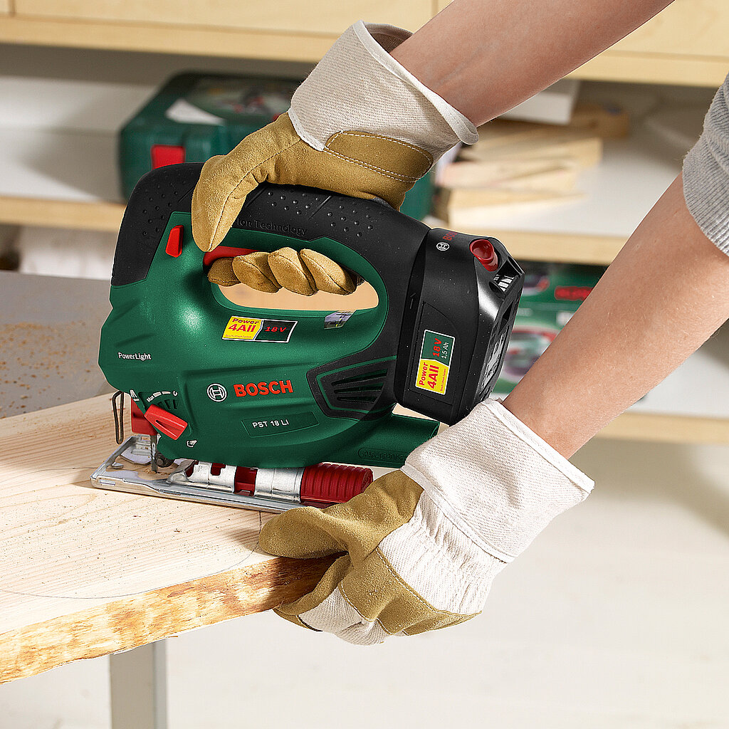Winterliche Deko-Bären aus Holz bauen