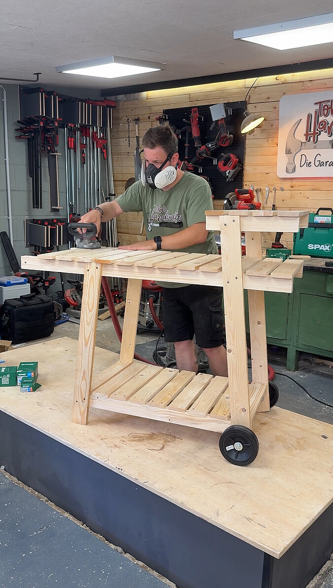 Mobilen Grillwagen bauen beim Auftragen von Holzöl auf die Arbeitsfläche, Oberflächenbehandlung für Schutz und langlebige Nutzung des selbstgebauten Grillwagens