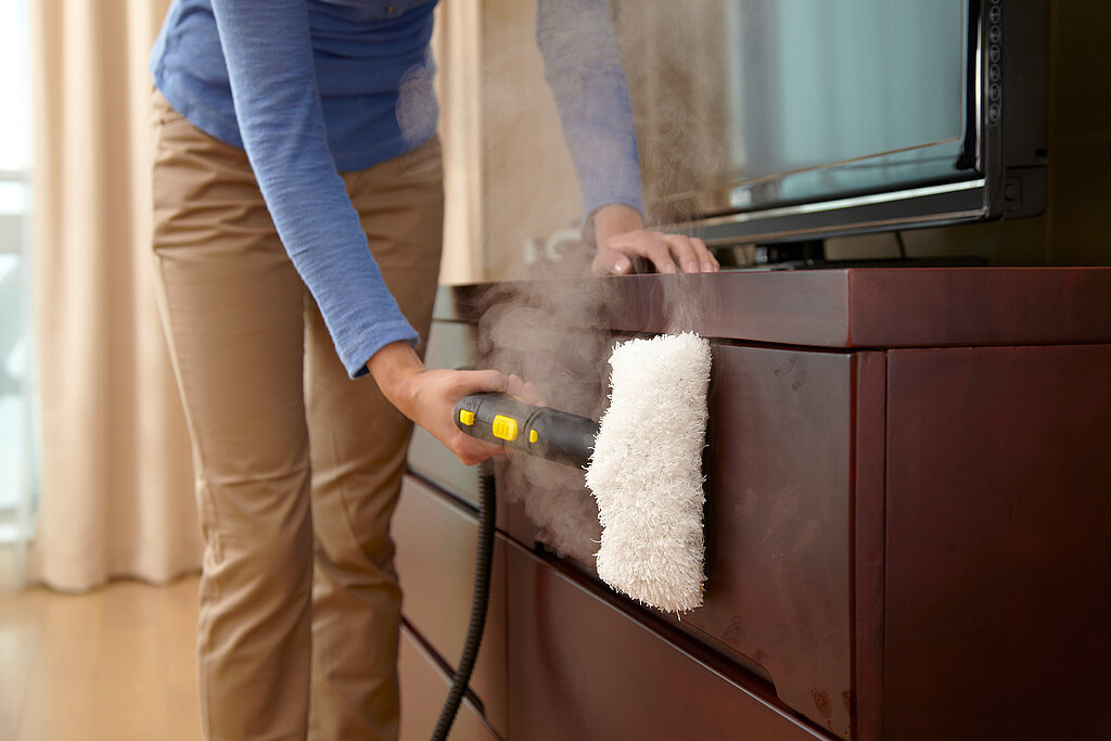Alte Küche aufpeppen durch gründliches Reinigen alter Küchenfronten mit einem Dampfreiniger als Vorbereitung zum Streichen und Modernisieren der Küche