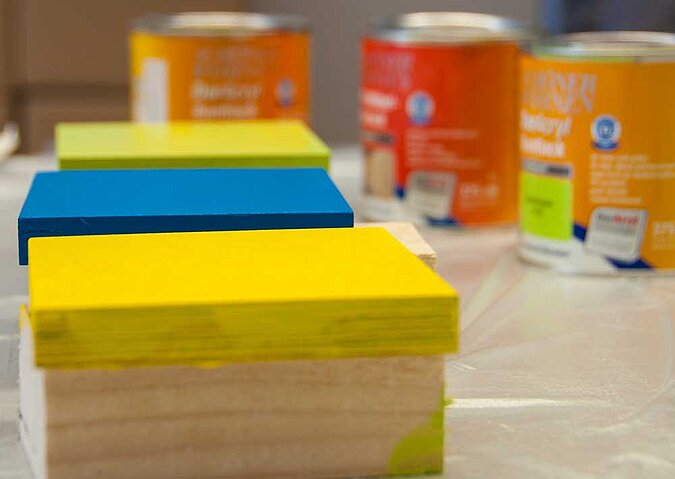 DIY Handtuchhaken: Bretter farbig lackieren