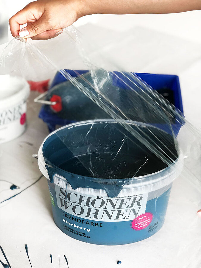 Farbeimer Farbe mit Folie abdecken eintrocknen