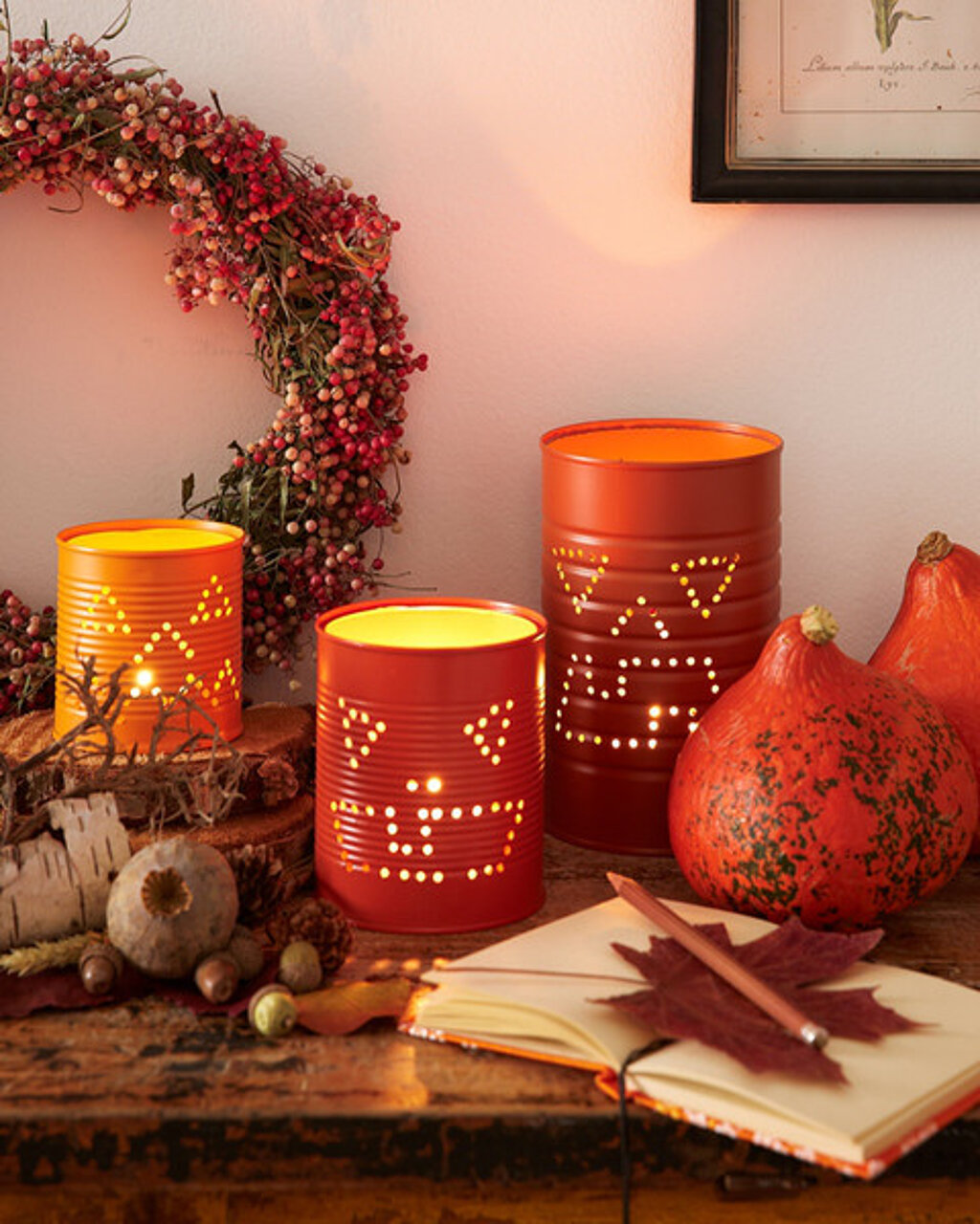 Halloween-Laternen selber bauen – verschiedene selbstgemachte Laternen aus Glas und Papier im herbstlichen Orange und Rot, dekoriert mit Blättern und Kerzen, stimmungsvolle DIY-Halloween-Deko auf einem Holztisch.