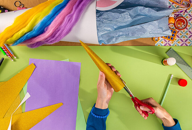 Schultüte Einhorn basteln beim Basteln des goldenen Einhornhorns aus Glitzerpapier
