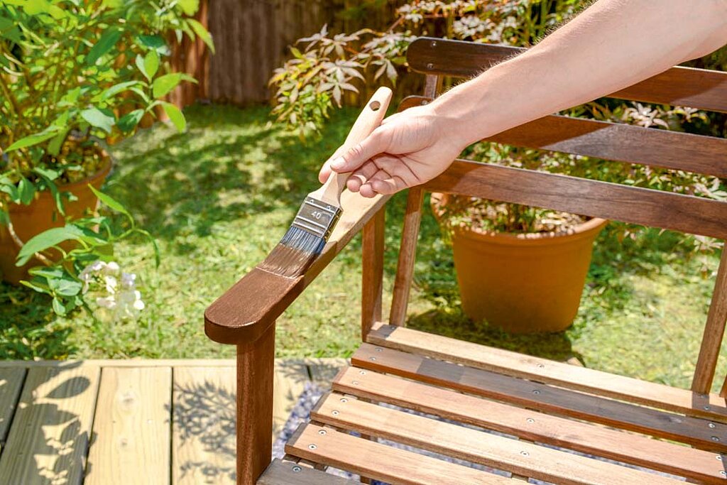 Pinsel Gartenmöbel streichen