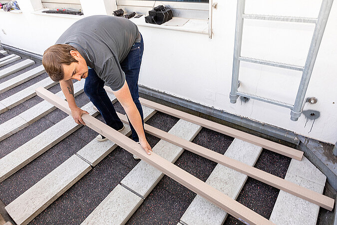 Terrassendielen auf Balkon verlegen