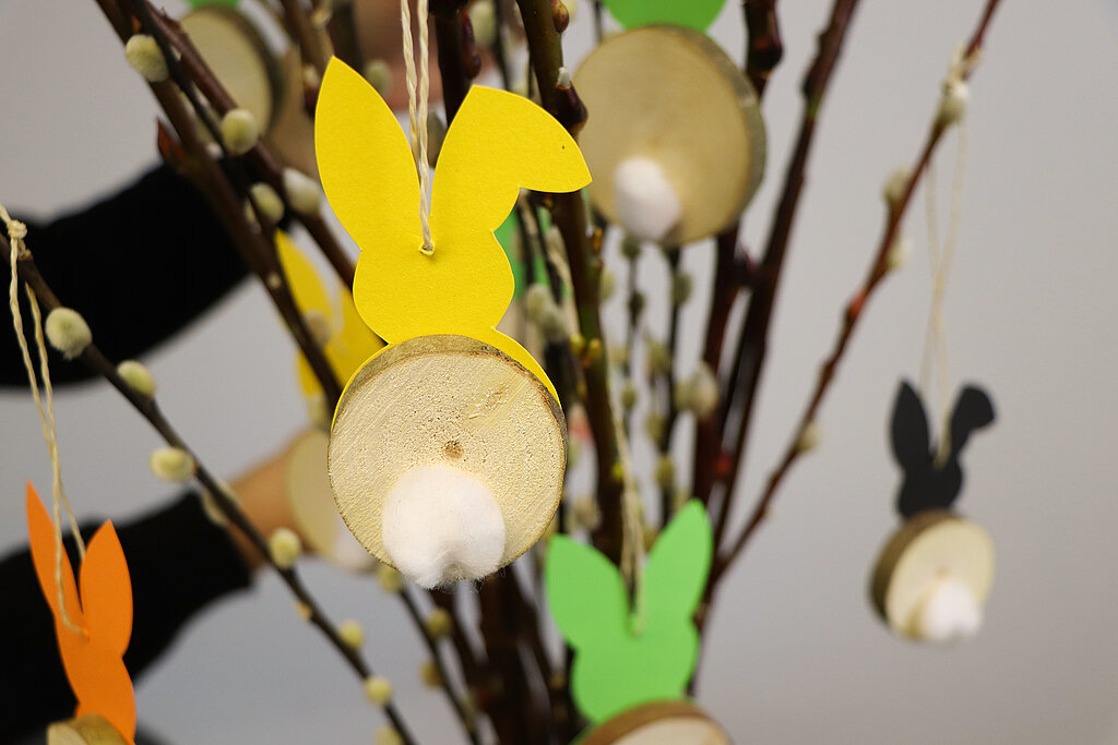 Osterschmuck mit Baumscheiben