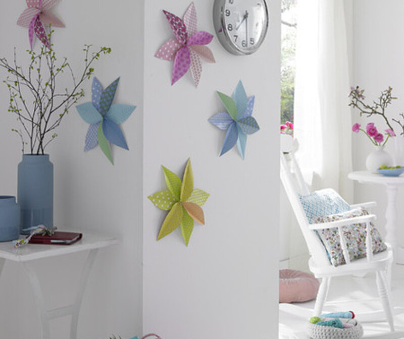 Papierblüten als Wandschmuck