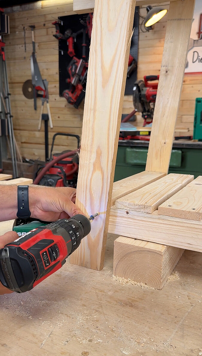 Mobilen Grillwagen bauen Detailansicht der Holzverbindung beim Verschrauben der Rahmenkonstruktion, sichere Befestigung der Seitenteile für einen langlebigen Grillwagen