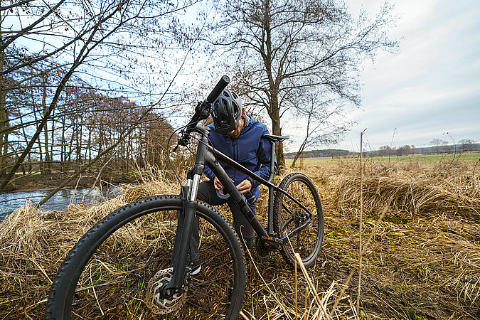 Getränkehalter am Fahrrad mit Gewebeband fixieren