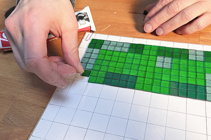 Creeper-Deko-Leuchte basteln beim Platzieren einzelner Mosaiksteine nach Vorlage für ein gleichmäßiges Pixel-Design