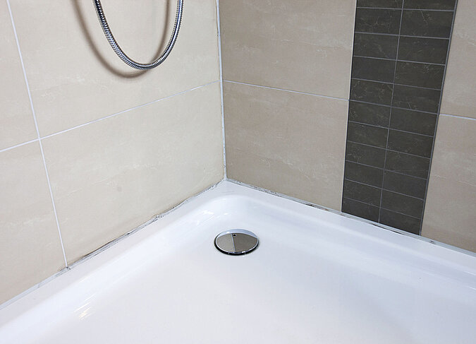 Schimmelige Silikonfugen in der Dusche
