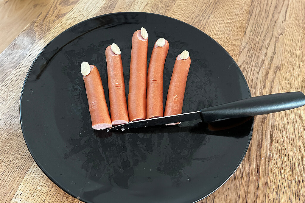 Tischdeko zu Halloween: Abgehackte Wurstfinger