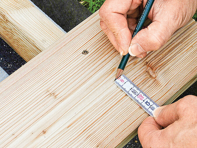 Holzdeck: Erste Diele anschrauben
