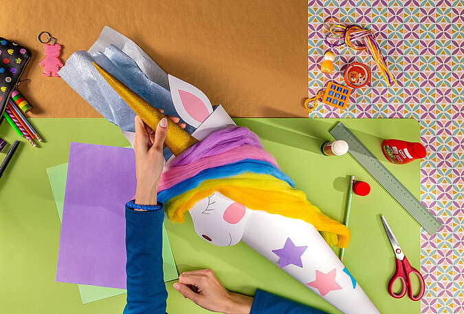 Schultüte Einhorn basteln beim Basteln des goldenen Einhornhorns aus Glitzerpapier