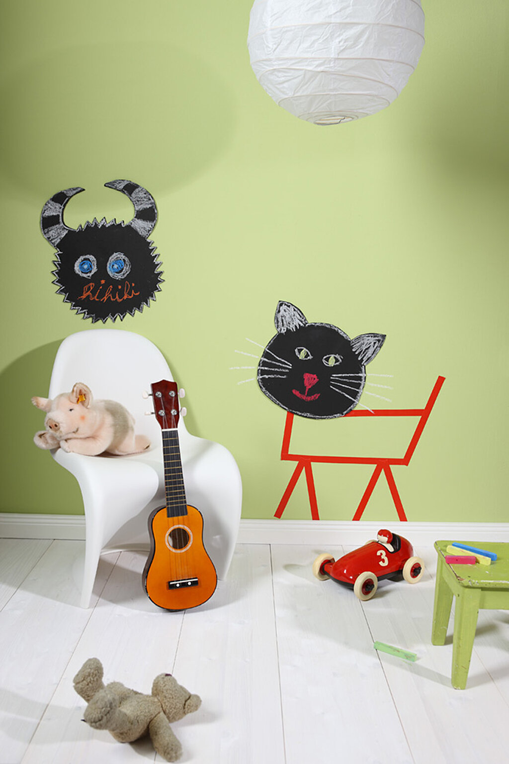 Katzen und Monster an der Wand im Kinderzimmer
