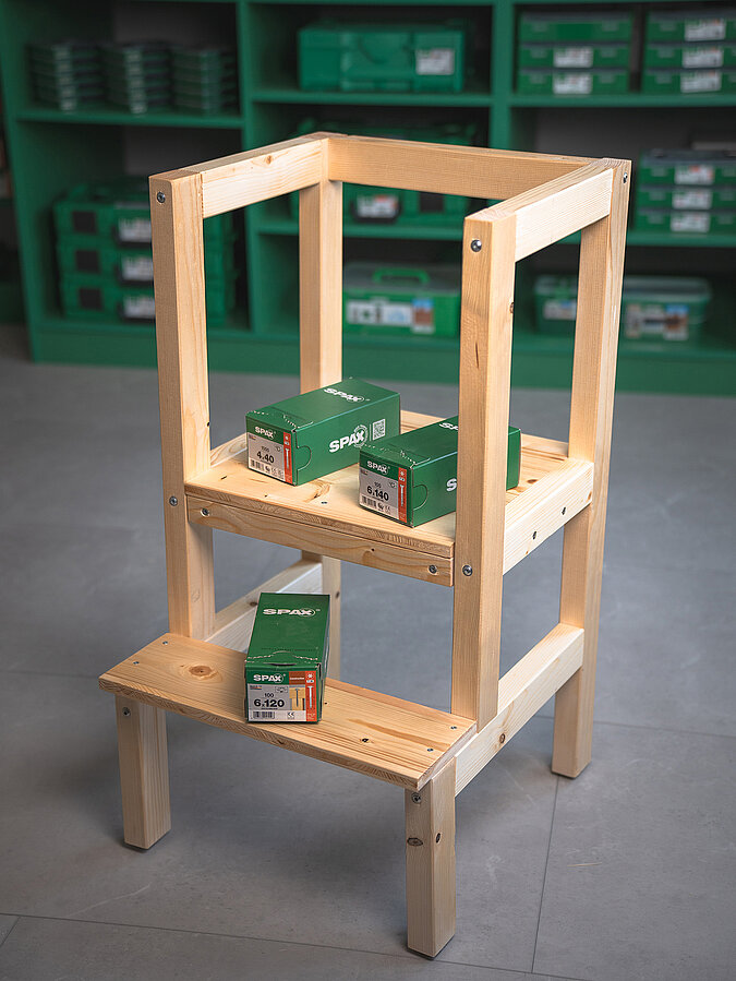 Lernturm für Kinder bauen aus stabilem Holzgestell, fertig montiert und mit SPAX-Schrauben präsentiert – ideal für sicheres Mithelfen in der Hobby-Werkstatt