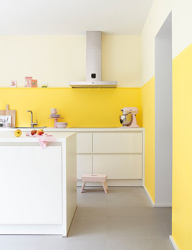 Alte Küche aufpeppen mit frischer Wandfarbe in Gelb und modernen weißen Küchenmöbeln für einen hellen, freundlichen Look