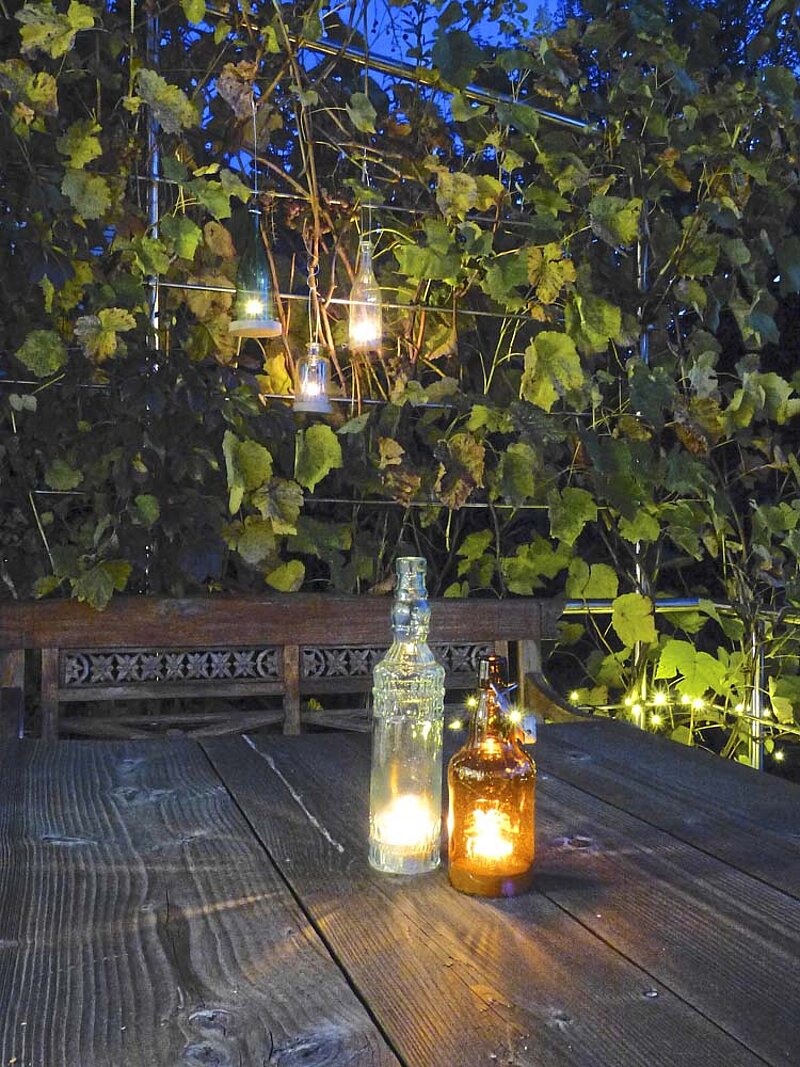 Outdoor-Windlichter aus Glasflaschen
