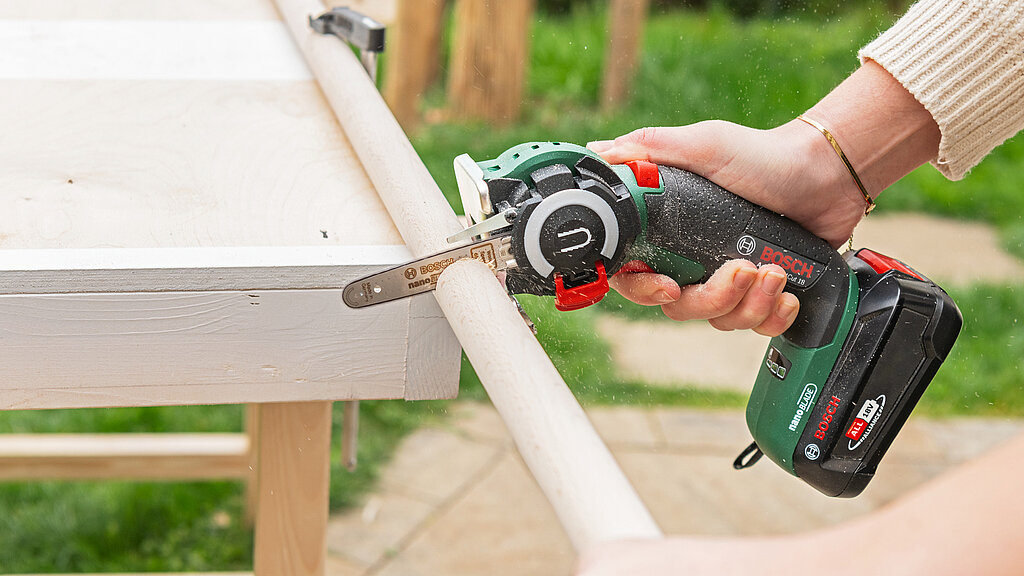 Barhocker selber bauen – Holzleisten mit Akkuschrauber vorbereiten, Löcher bohren für stabile Beine beim DIY-Barhocker aus Holz