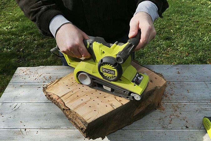 Insektenhotel Wildbienen Holz schleifen