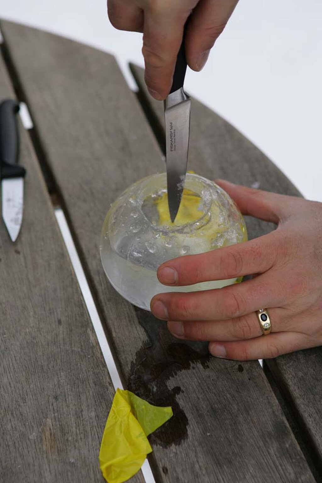Eislaterne Eiskugel aufschneiden