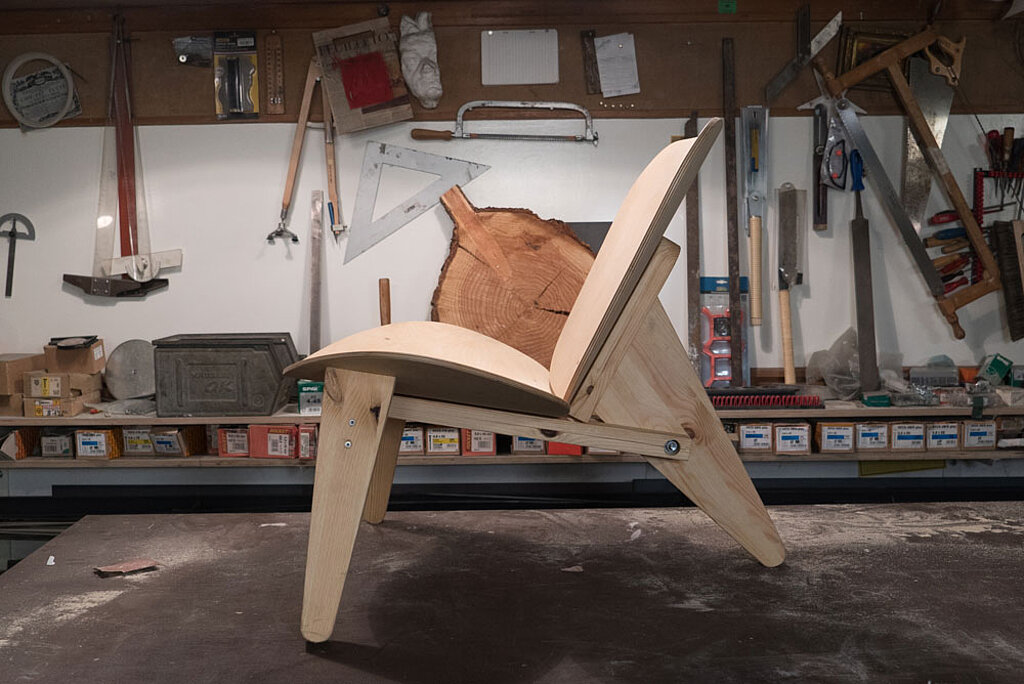 Design-Stuhl: Stuhlbeine montieren