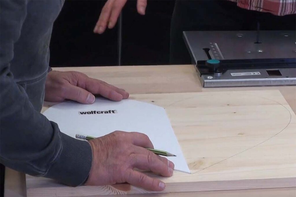 Holzherz Form anzeichnen