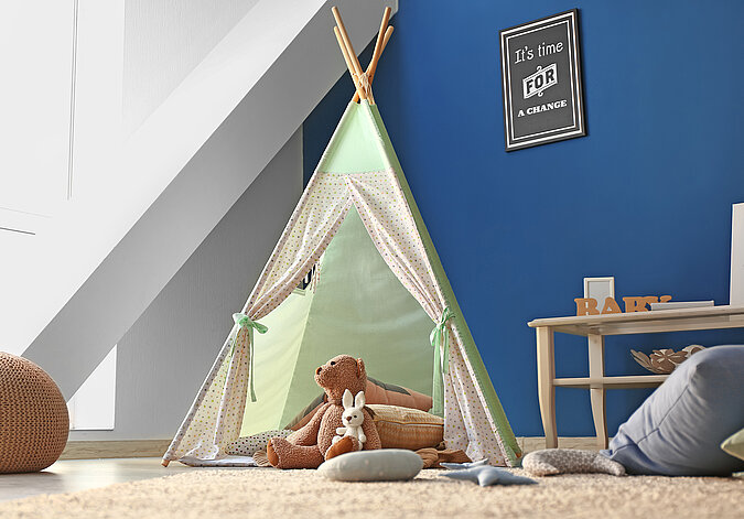 blau gestrichene Wand im Kinderzimmer mit Tipi