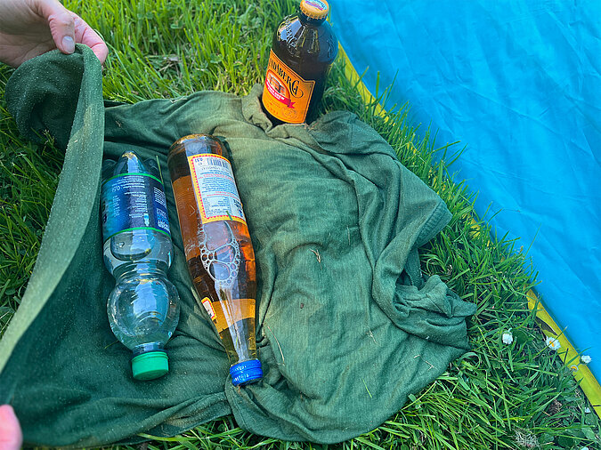 Festival Gadgets Getränke in nasses T-Shirt wickeln und im schatten länger kühl halten