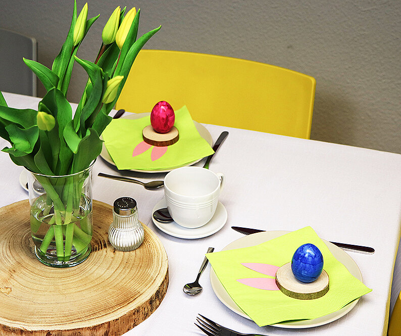 Einfacher Eierbecher zu Ostern aus Holzscheibe basteln