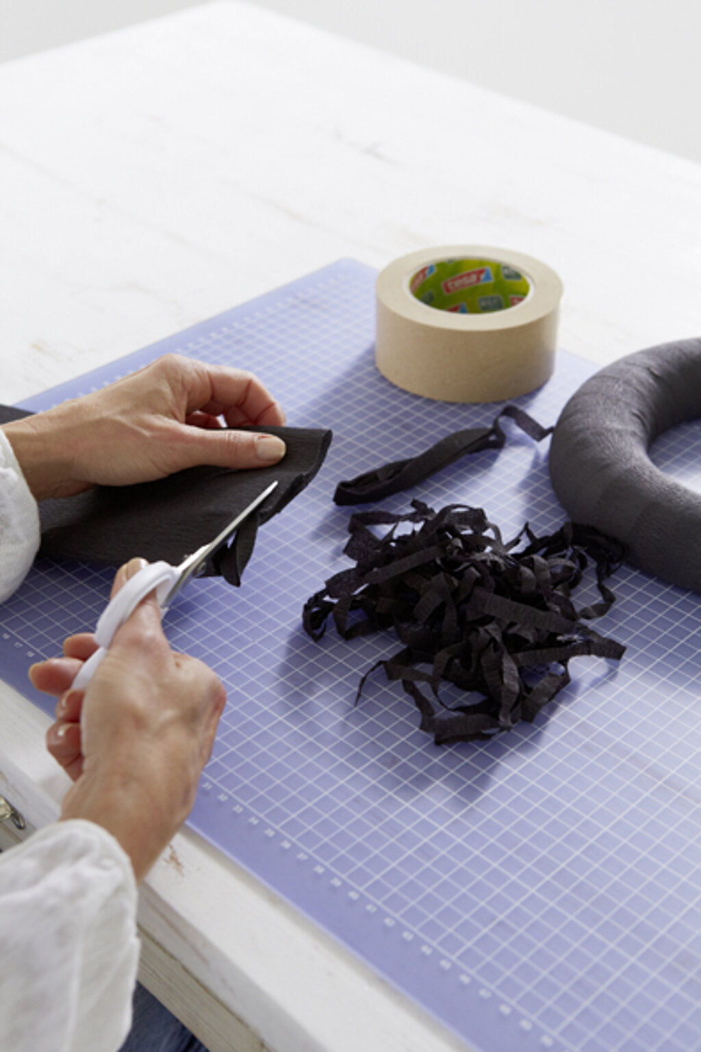 tesa trendpapier 3 idee 4 raben-kranz schritt 4 01
