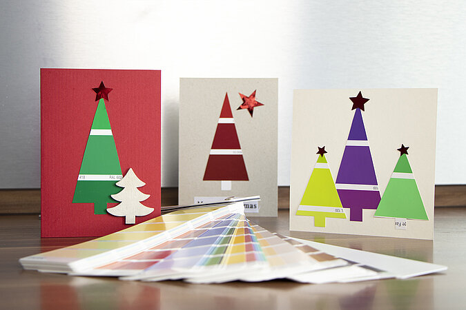 Weihnachtskarten aus Farbfächern basteln