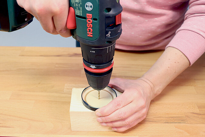 DIY Academy-Schraubenregal-Einmachglas-Deckel bohren