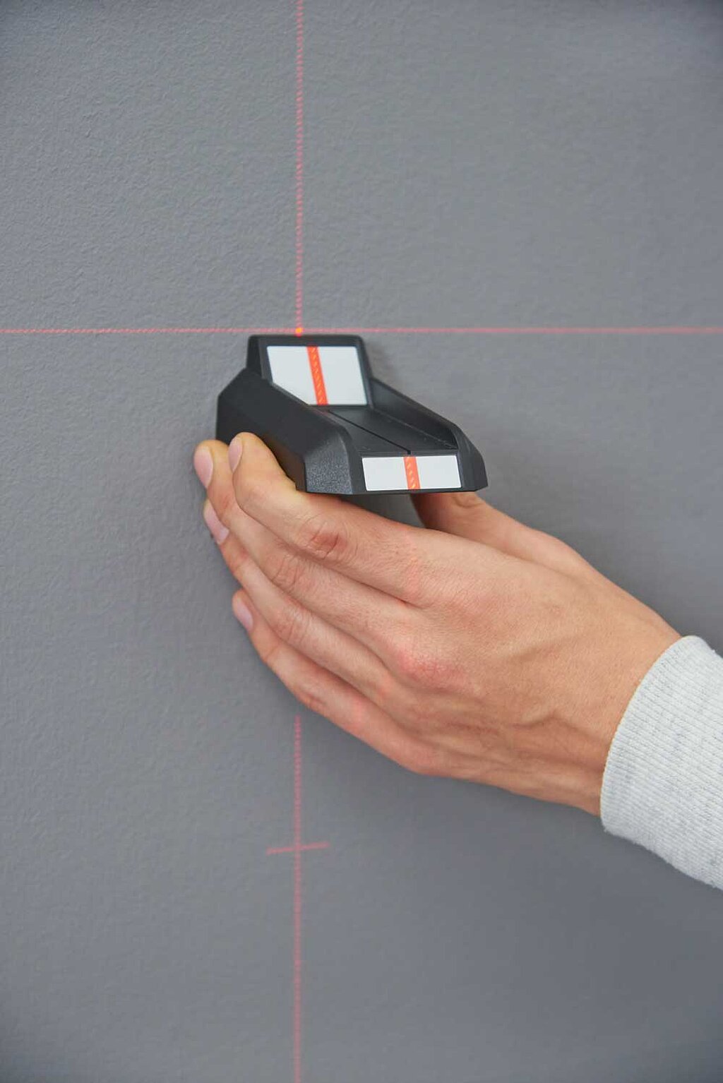 Maßemit dem Laser auf die Wand übertragen