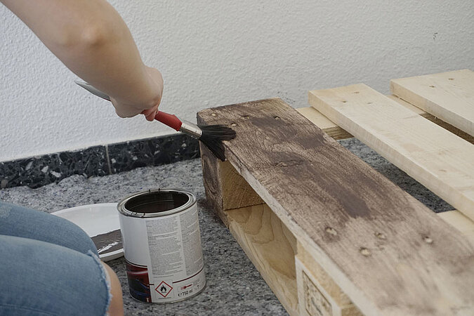 Palette lackieren erster Anstrich