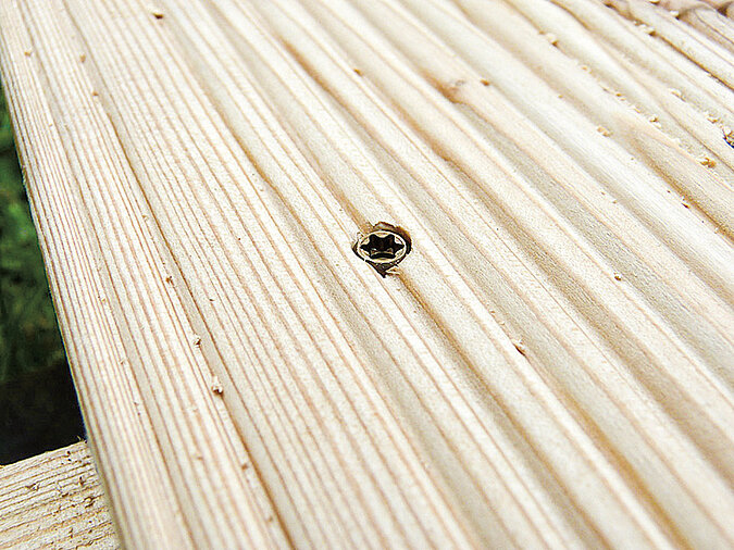 Holzdeck: Terrassenschrauben bündig eindrehen