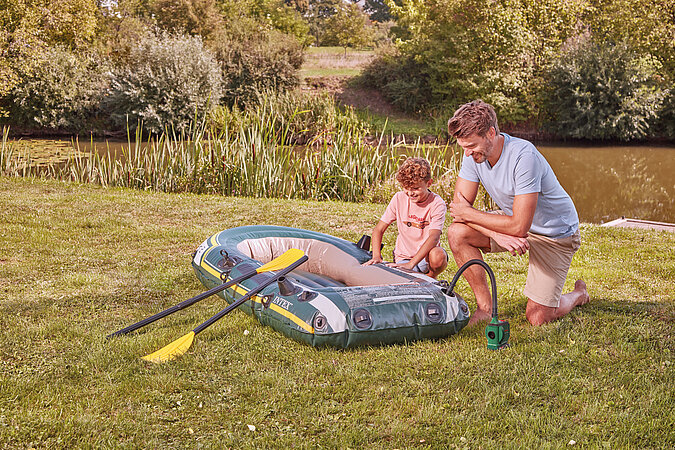 Schlauchboot mit Akkuluftpumpe aufpumpen