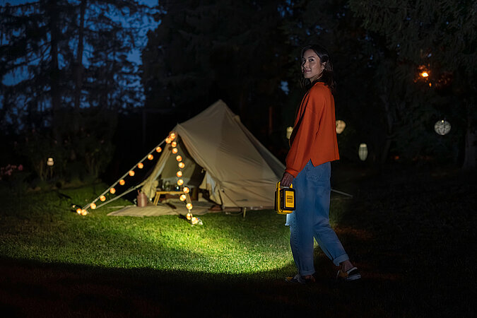 Festival Gadgets beleuchtetes Zelt bei Nacht mit LED-Lichterkette und tragbarer Lampe auf dem Campingplatz