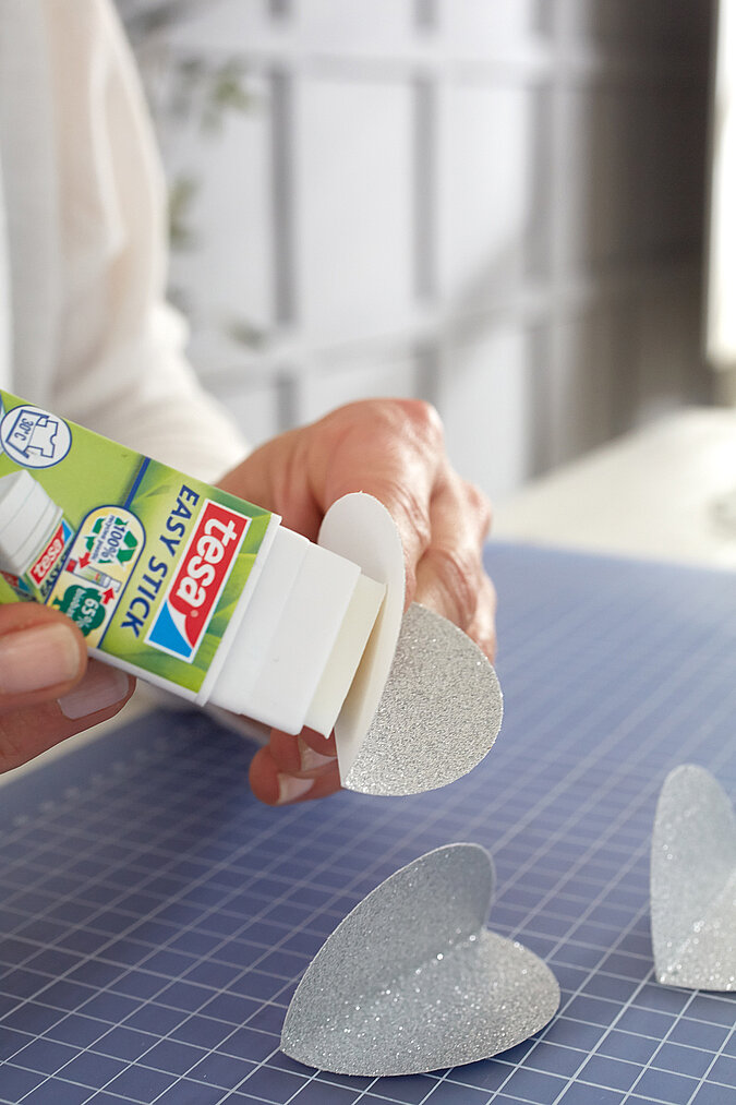 Kreise aus Papier werden mit Klebestift bestrichen